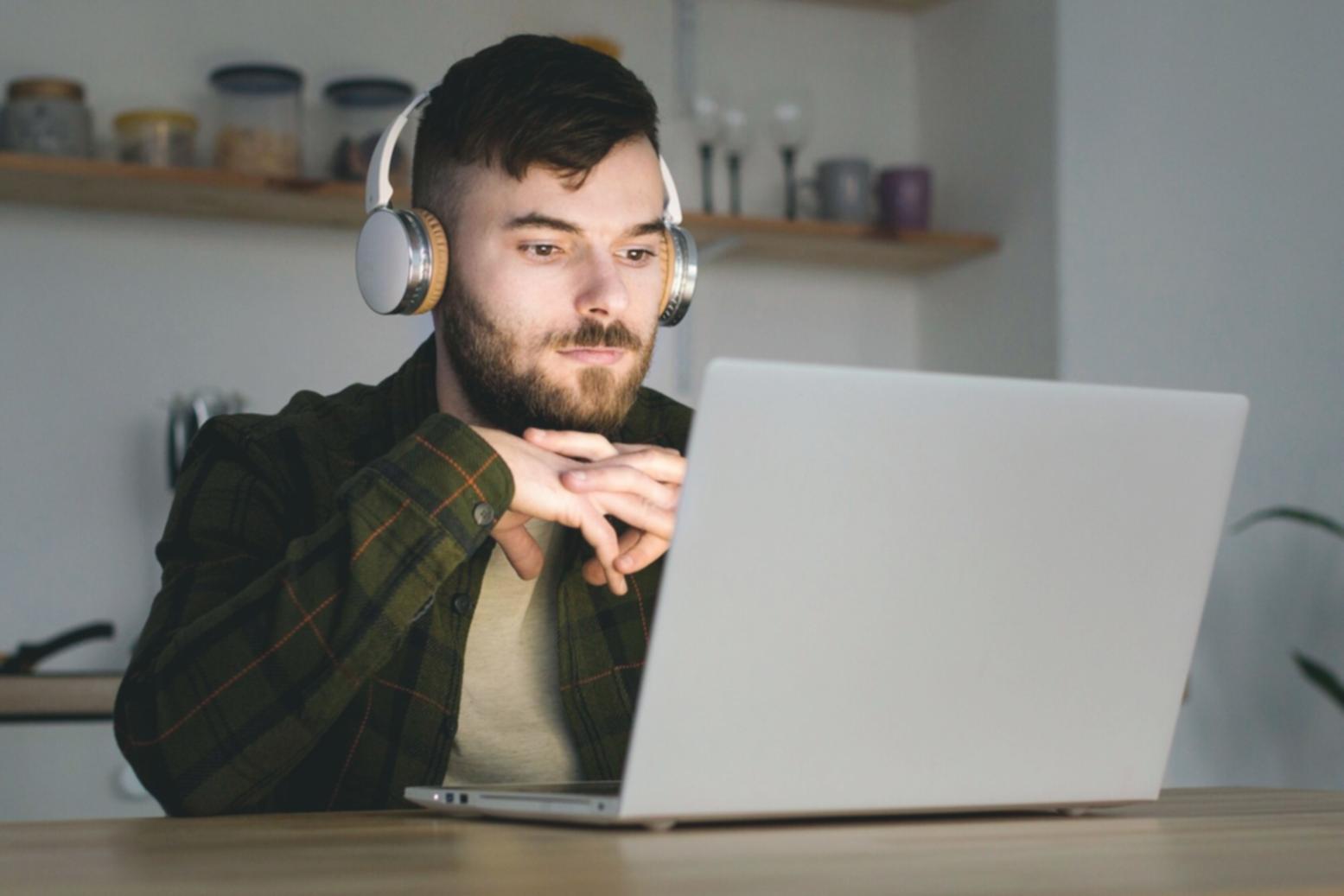 Análisis de datos empresariales en entorno profesional