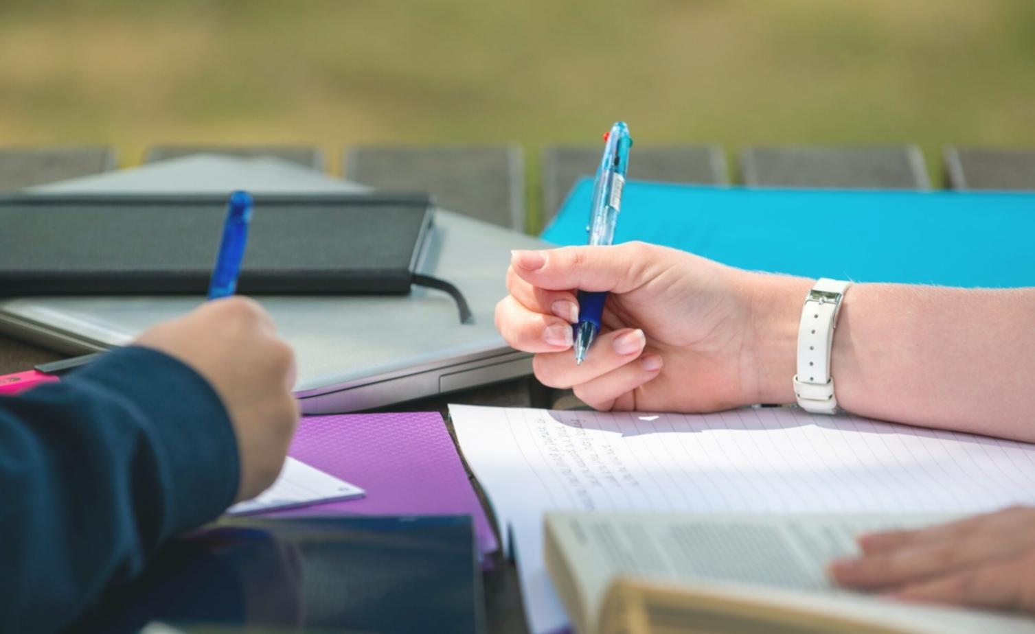 Estudiantes analizando datos financieros en ordenadores